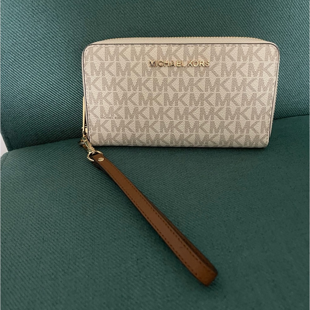 Awesome Michael Kors Wristlet